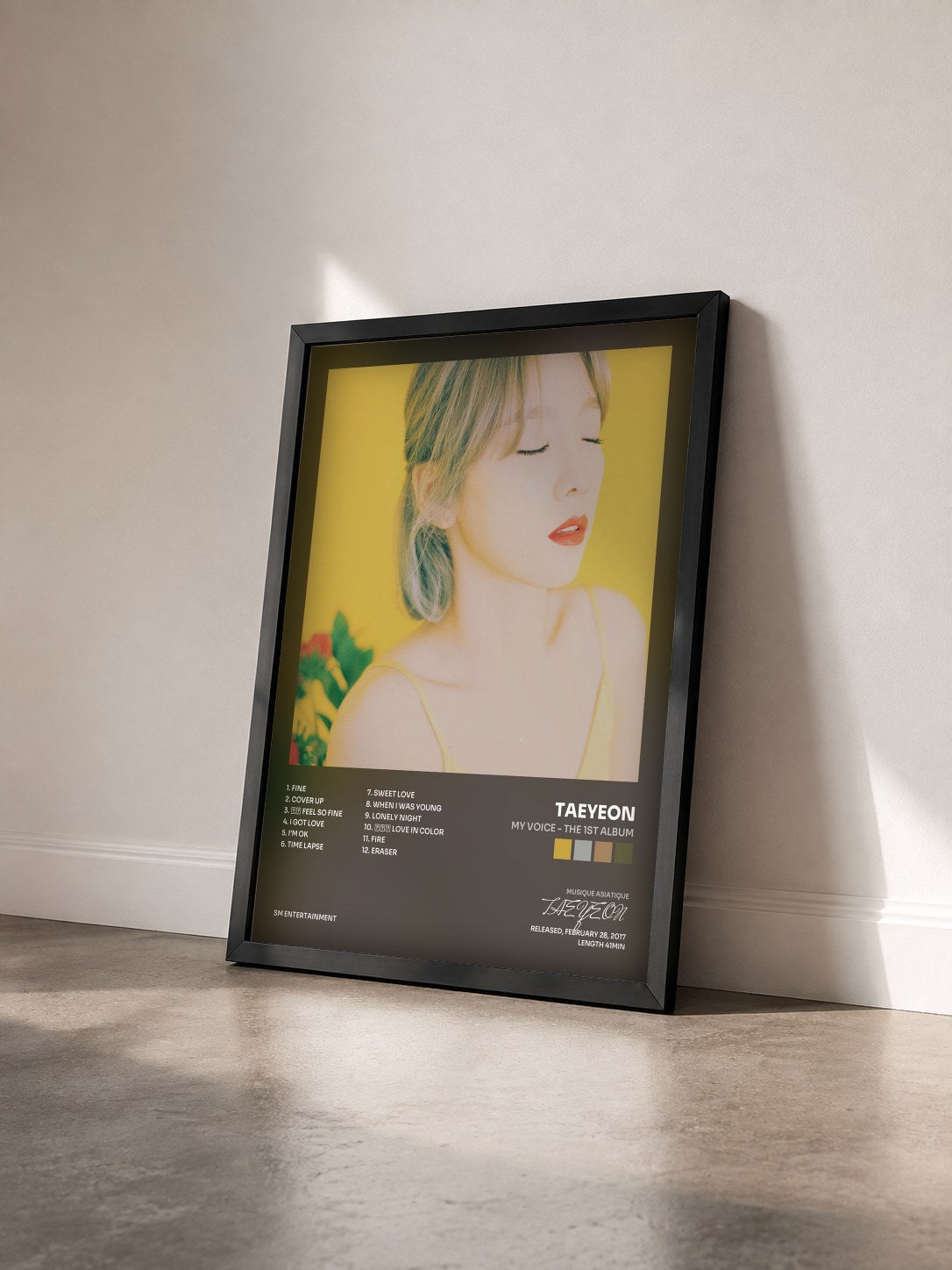 #noir Tableau de l'album My Voice - The 1st Album de TAEYEON vu de trois quarts, cadre noir