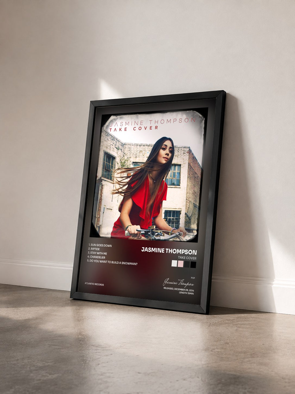 #noir Tableau de l'album Take Cover de Jasmine Thompson vu de trois quarts, cadre noir