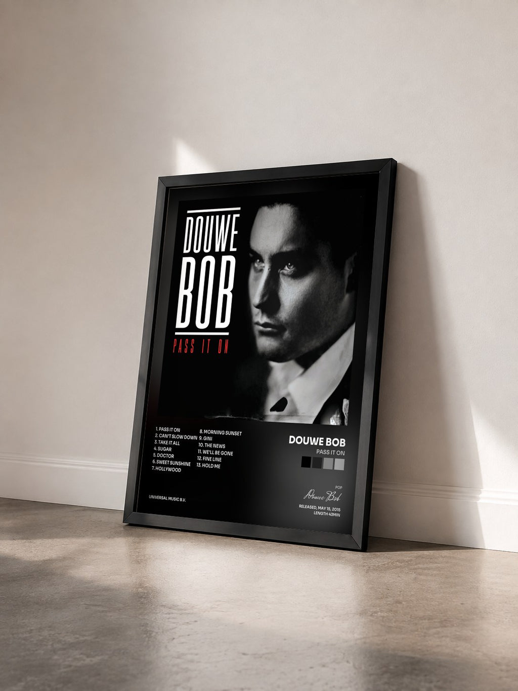 #noir Tableau de l'album Pass It On de Douwe Bob vu de trois quarts, cadre noir