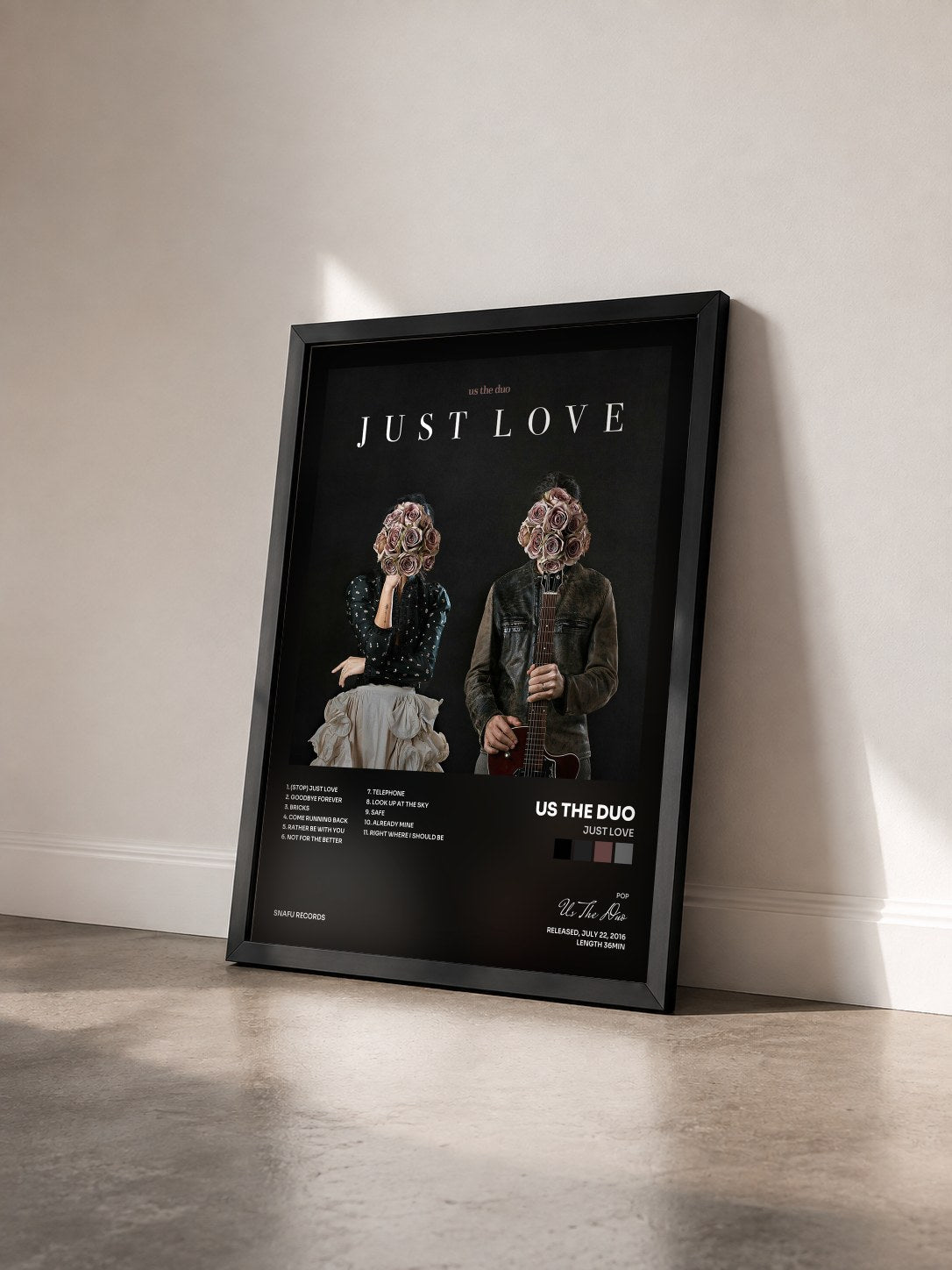 #noir Tableau de l'album Just Love de Us The Duo vu de trois quarts, cadre noir