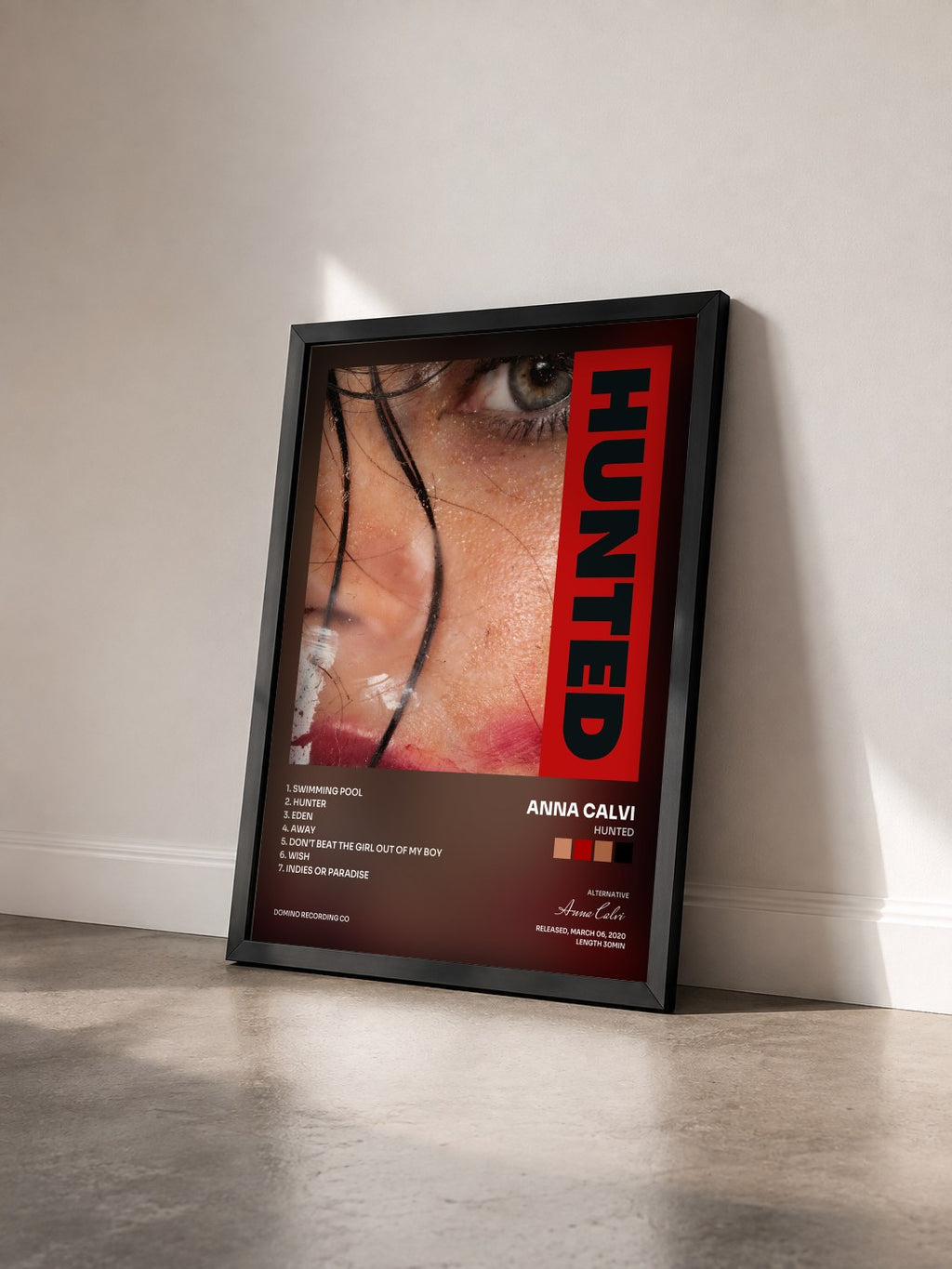 #noir Tableau de l'album Hunted de Anna Calvi vu de trois quarts, cadre noir