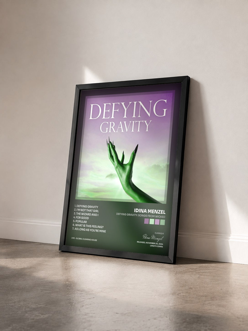 #noir Tableau de l'album Defying Gravity: Songs from Wicked de Idina Menzel vu de trois quarts, cadre noir