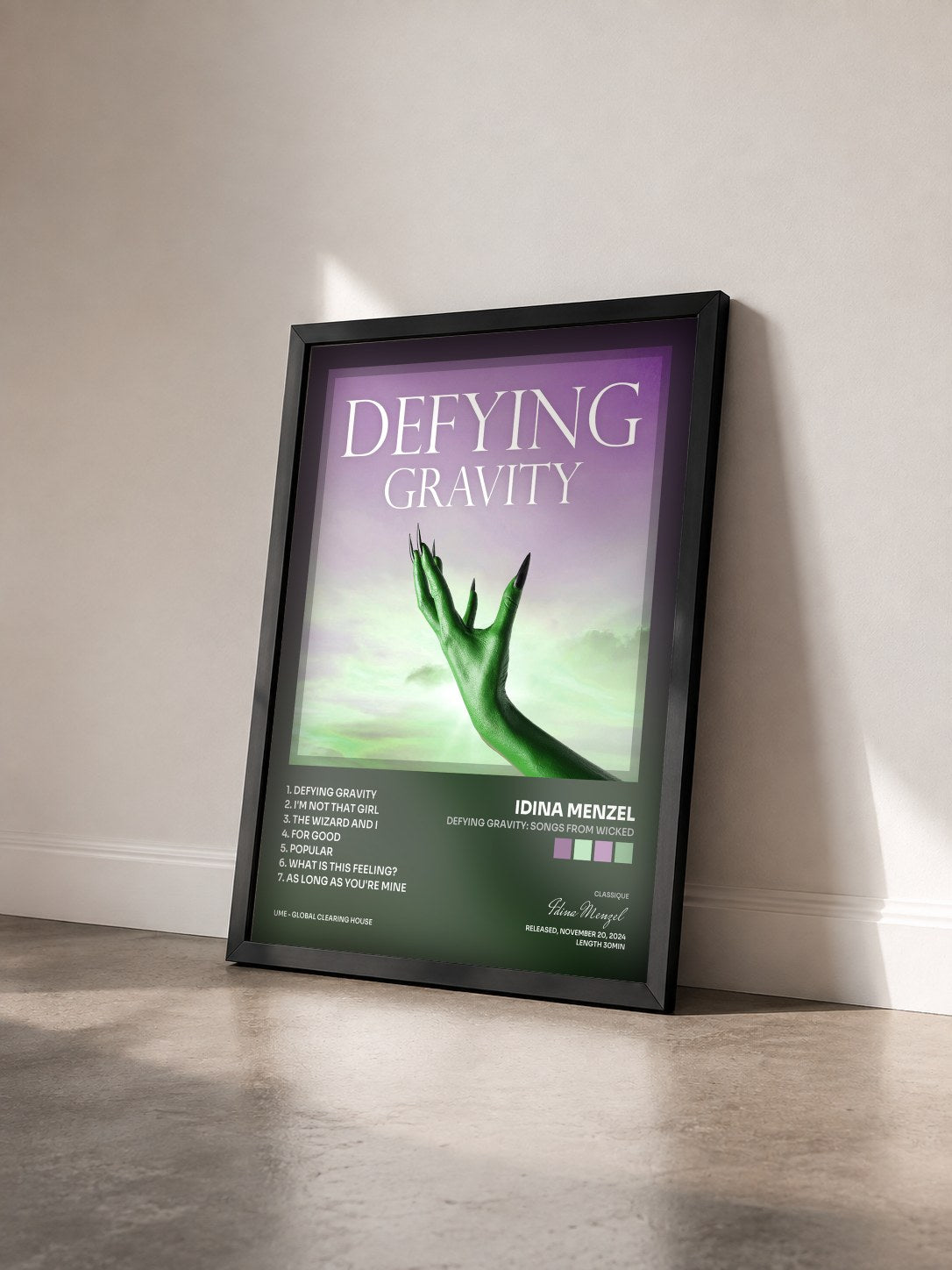 #noir Tableau de l'album Defying Gravity: Songs from Wicked de Idina Menzel vu de trois quarts, cadre noir