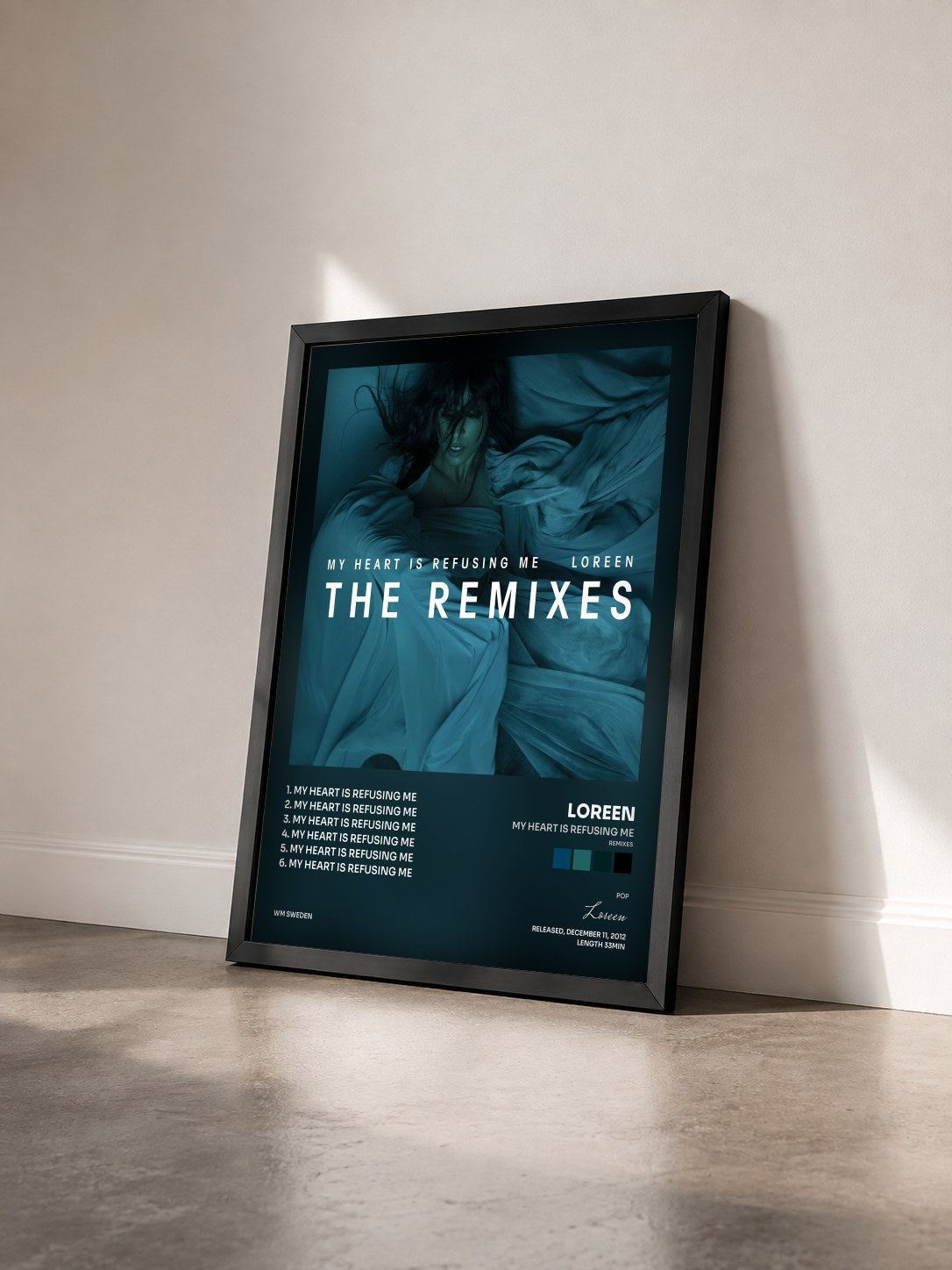 #noir Tableau de l'album My Heart Is Refusing Me (Remixes) de Loreen vu de trois quarts, cadre noir