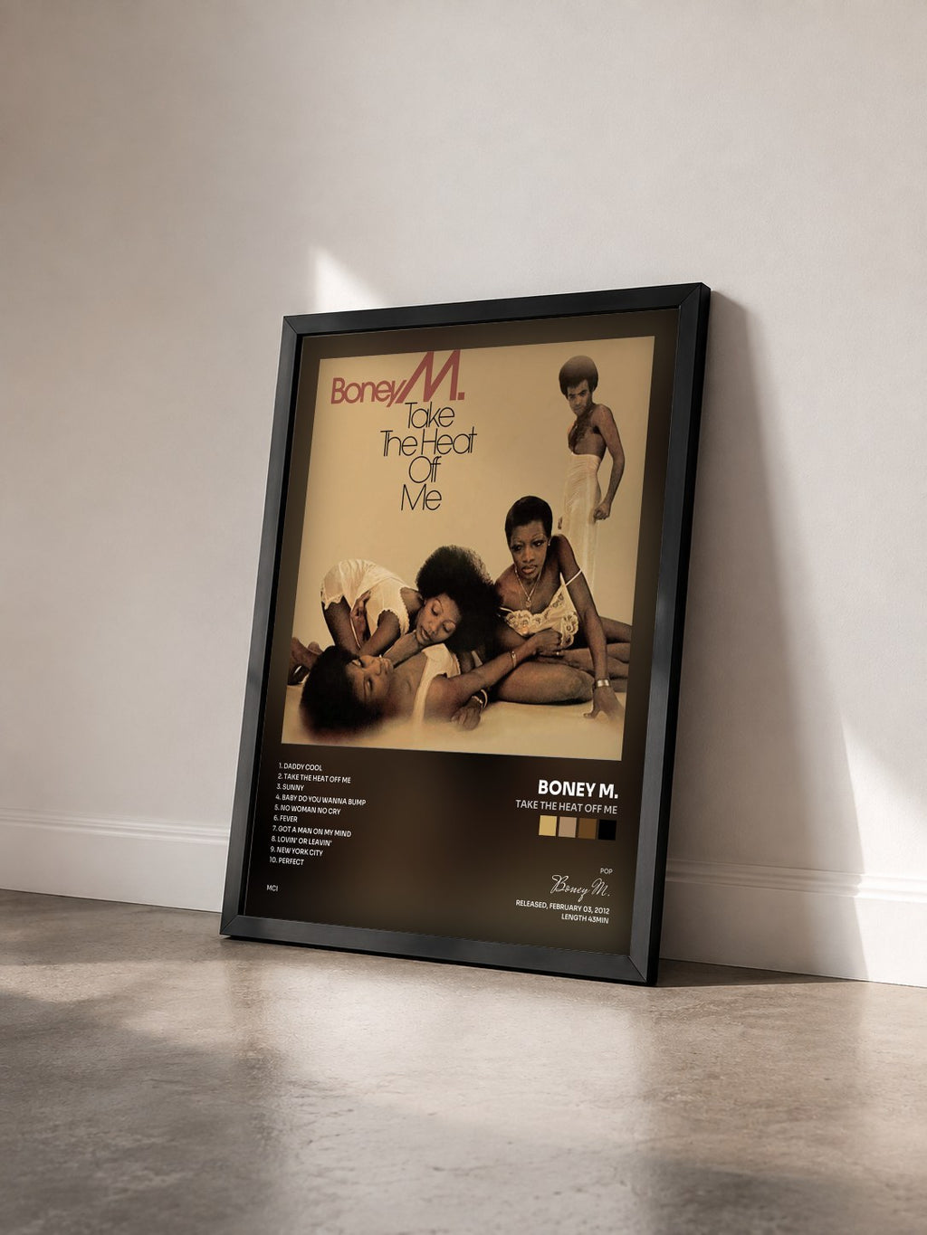 #noir Tableau de l'album Take The Heat Off Me de Boney M. vu de trois quarts, cadre noir