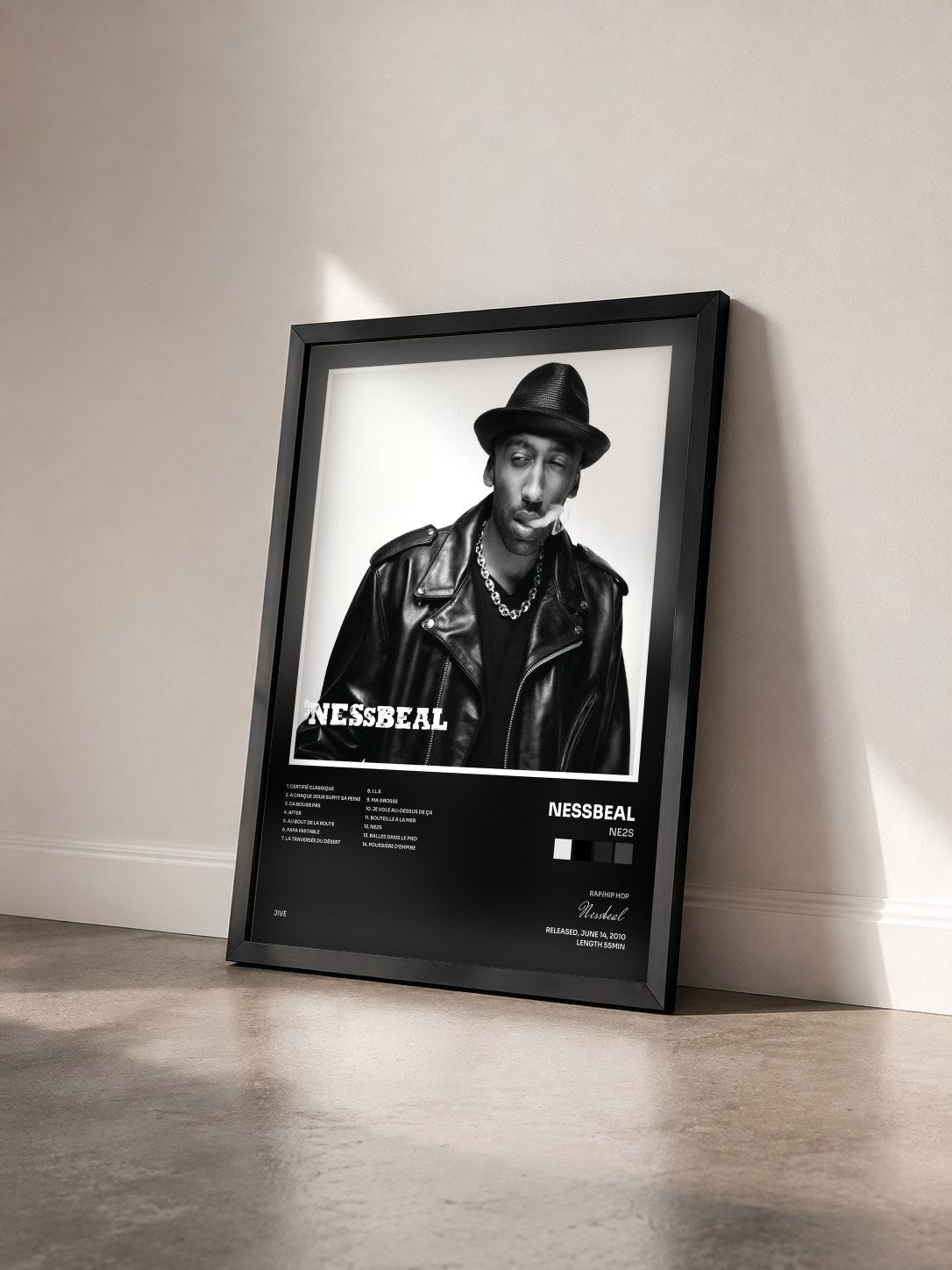 #noir Tableau de l'album Ne2S de Nessbeal vu de trois quarts, cadre noir