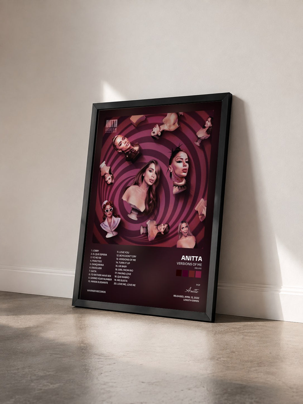 #noir Tableau de l'album Versions of Me (Deluxe) de Anitta vu de trois quarts, cadre noir
