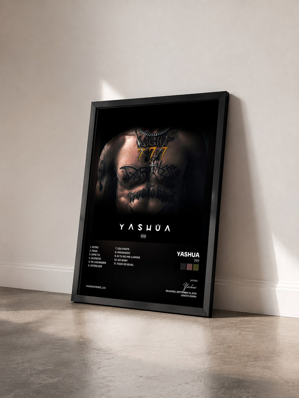 #noir Tableau de l'album 777 de Yashua vu de trois quarts, cadre noir