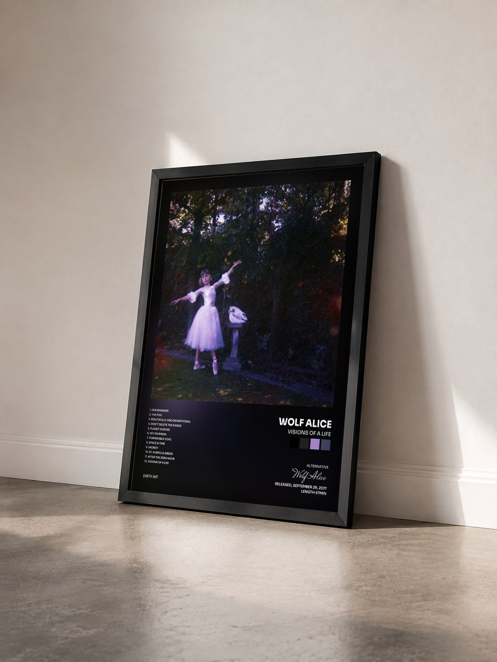 #noir Tableau de l'album Visions Of A Life de Wolf Alice vu de trois quarts, cadre noir