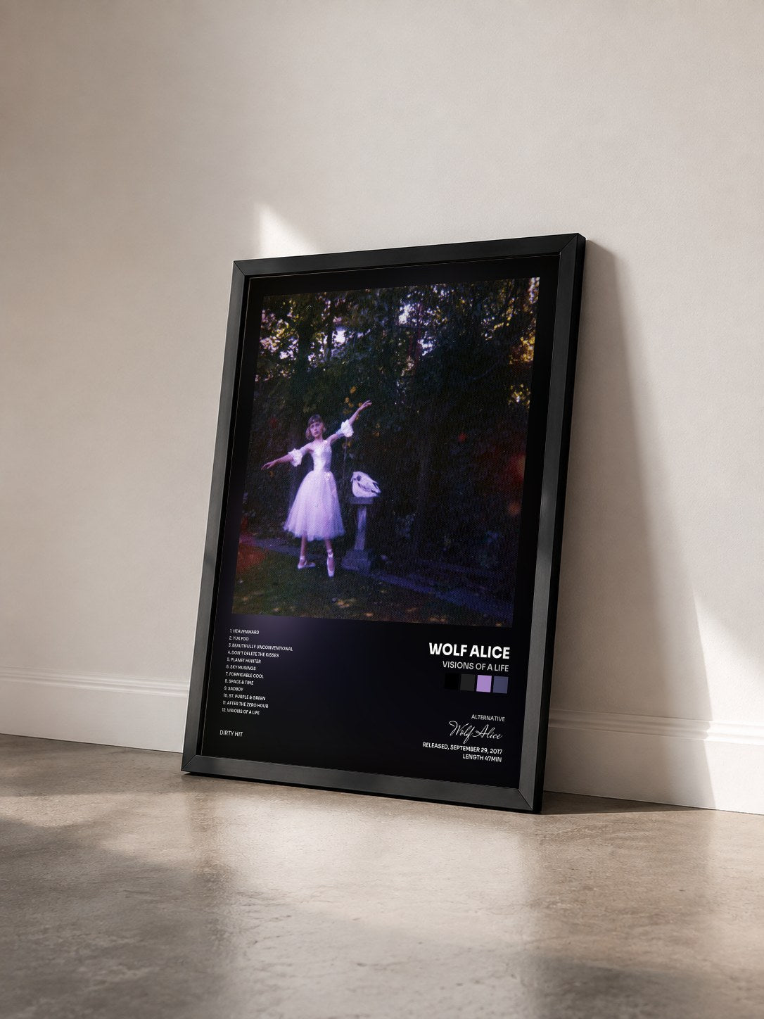 #noir Tableau de l'album Visions Of A Life de Wolf Alice vu de trois quarts, cadre noir
