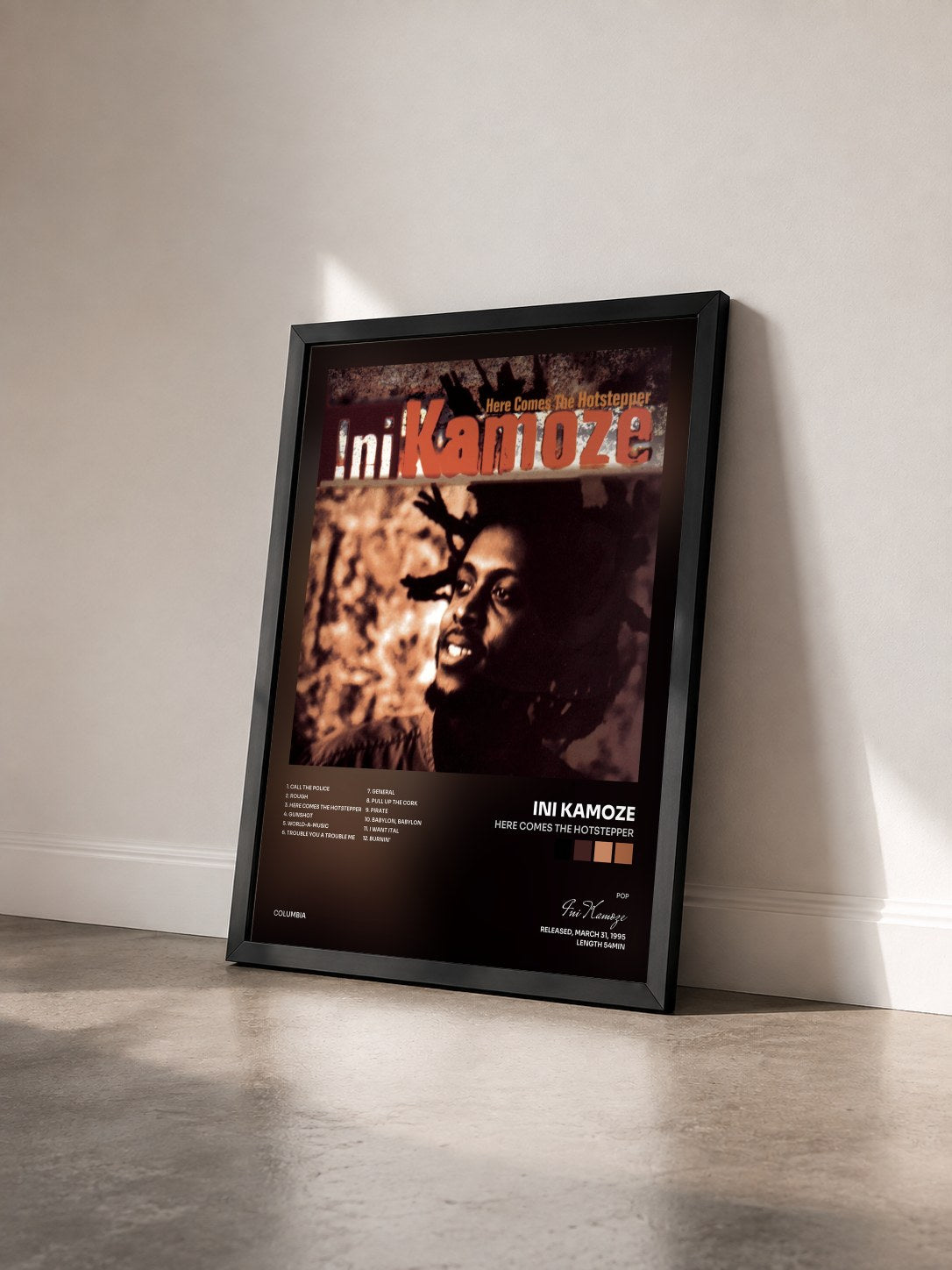 #noir Tableau de l'album Here Comes The Hotstepper de Ini Kamoze vu de trois quarts, cadre noir