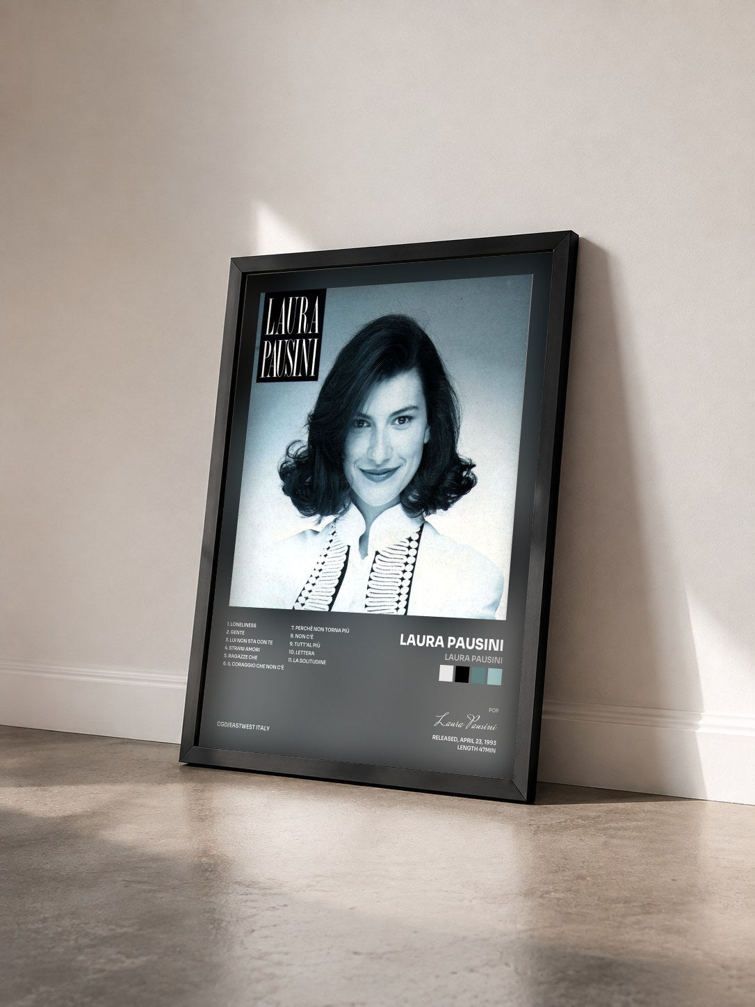 #noir Tableau de l'album Laura Pausini de Laura Pausini vu de trois quarts, cadre noir