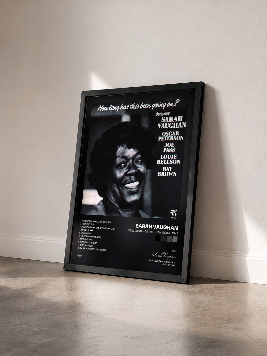 #noir Tableau de l'album How Long Has This Been Going On? de Sarah Vaughan vu de trois quarts, cadre noir