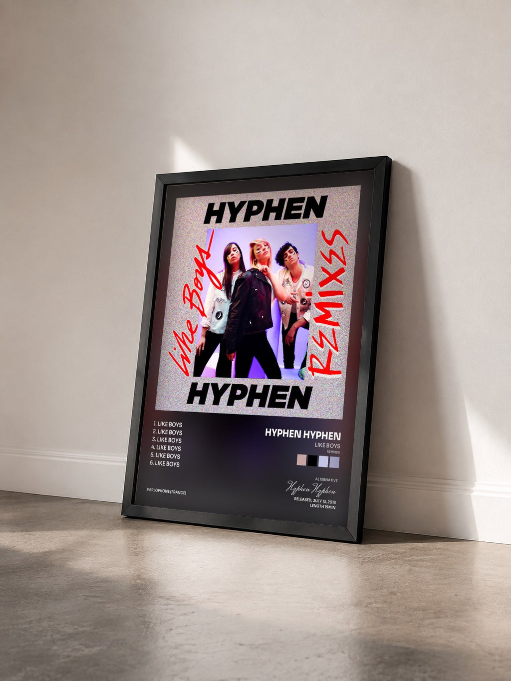 #noir Tableau de l'album Like Boys (Remixes) de Hyphen Hyphen vu de trois quarts, cadre noir
