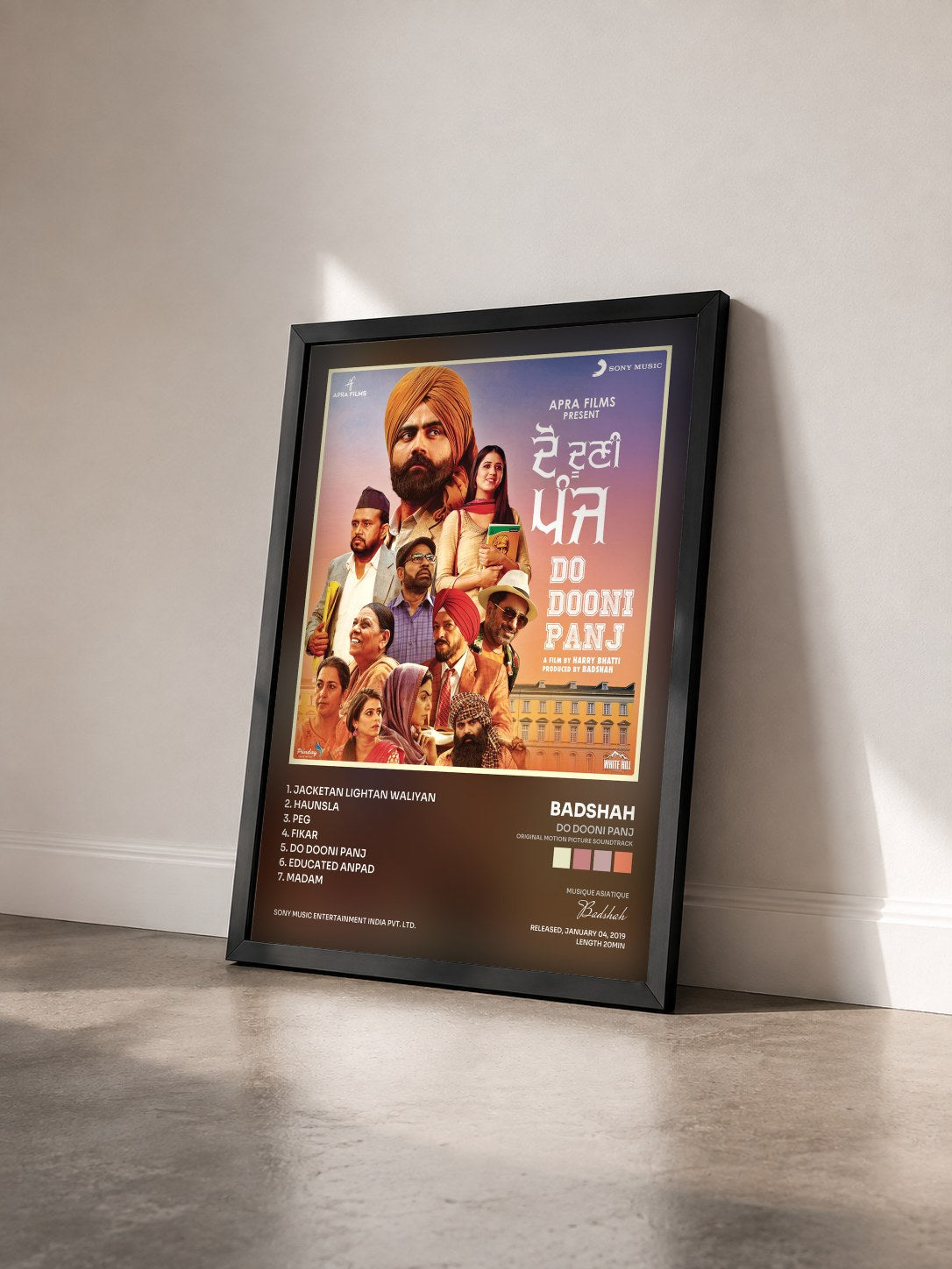 #noir Tableau de l'album Do Dooni Panj (Original Motion Picture Soundtrack) de Badshah vu de trois quarts, cadre noir
