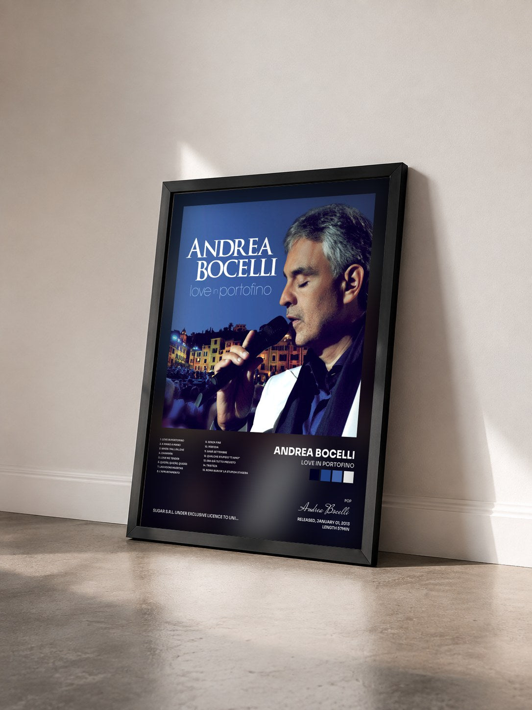 #noir Tableau de l'album Love In Portofino de Andrea Bocelli vu de trois quarts, cadre noir