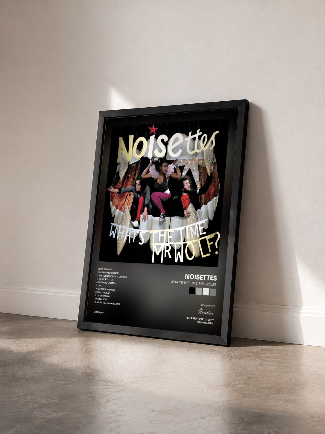 #noir Tableau de l'album What's The Time, Mr. Wolf? de Noisettes vu de trois quarts, cadre noir