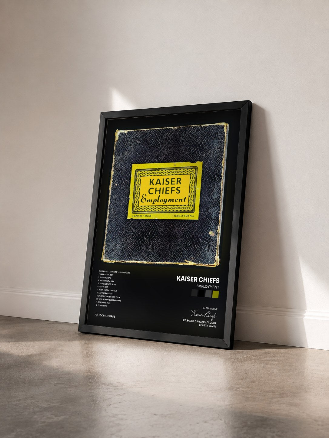 #noir Tableau de l'album Employment de Kaiser Chiefs vu de trois quarts, cadre noir