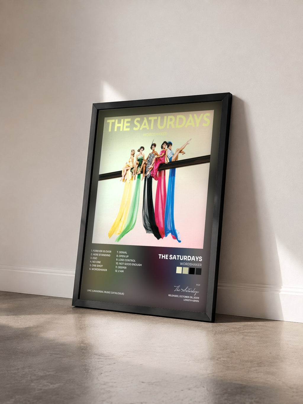 #noir Tableau de l'album Wordshaker de The Saturdays vu de trois quarts, cadre noir