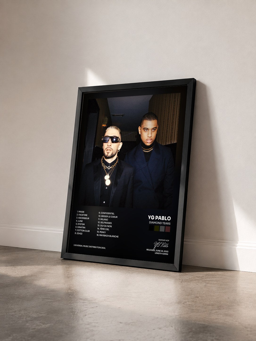 #noir Tableau de l'album DIAMOND TEARS de YG Pablo vu de trois quarts, cadre noir