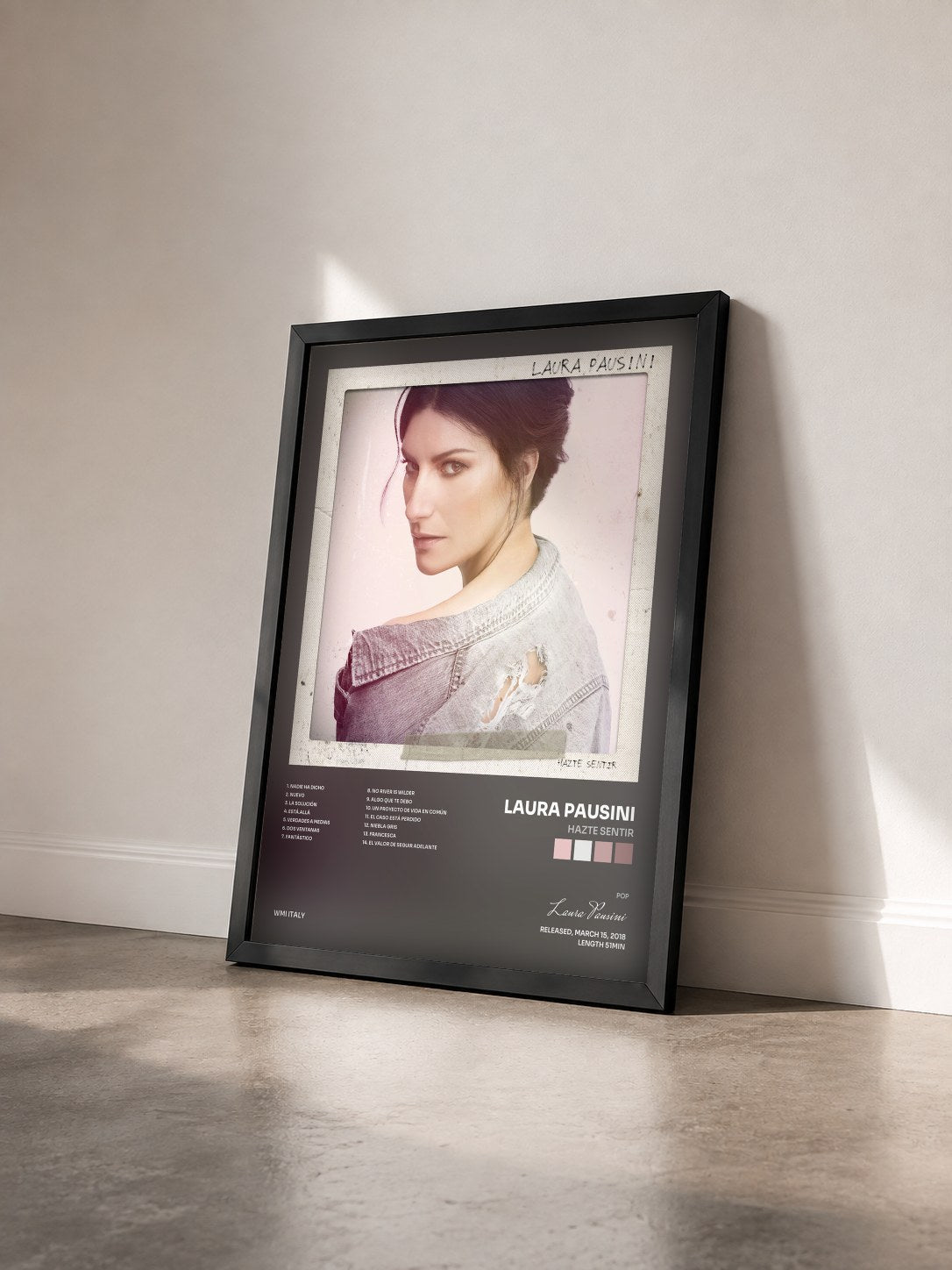 #noir Tableau de l'album Hazte sentir de Laura Pausini vu de trois quarts, cadre noir