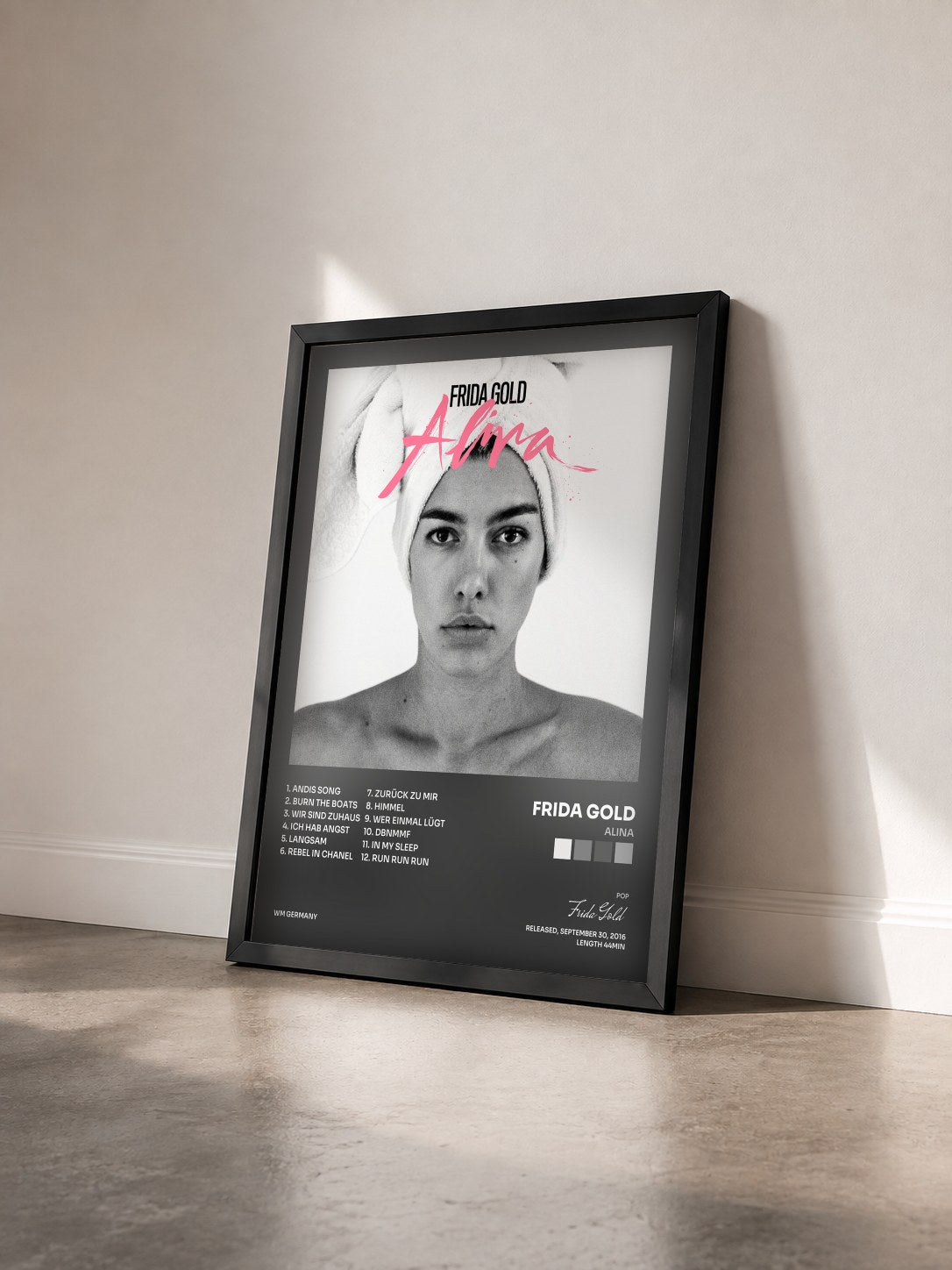 #noir Tableau de l'album Alina de Frida Gold vu de trois quarts, cadre noir