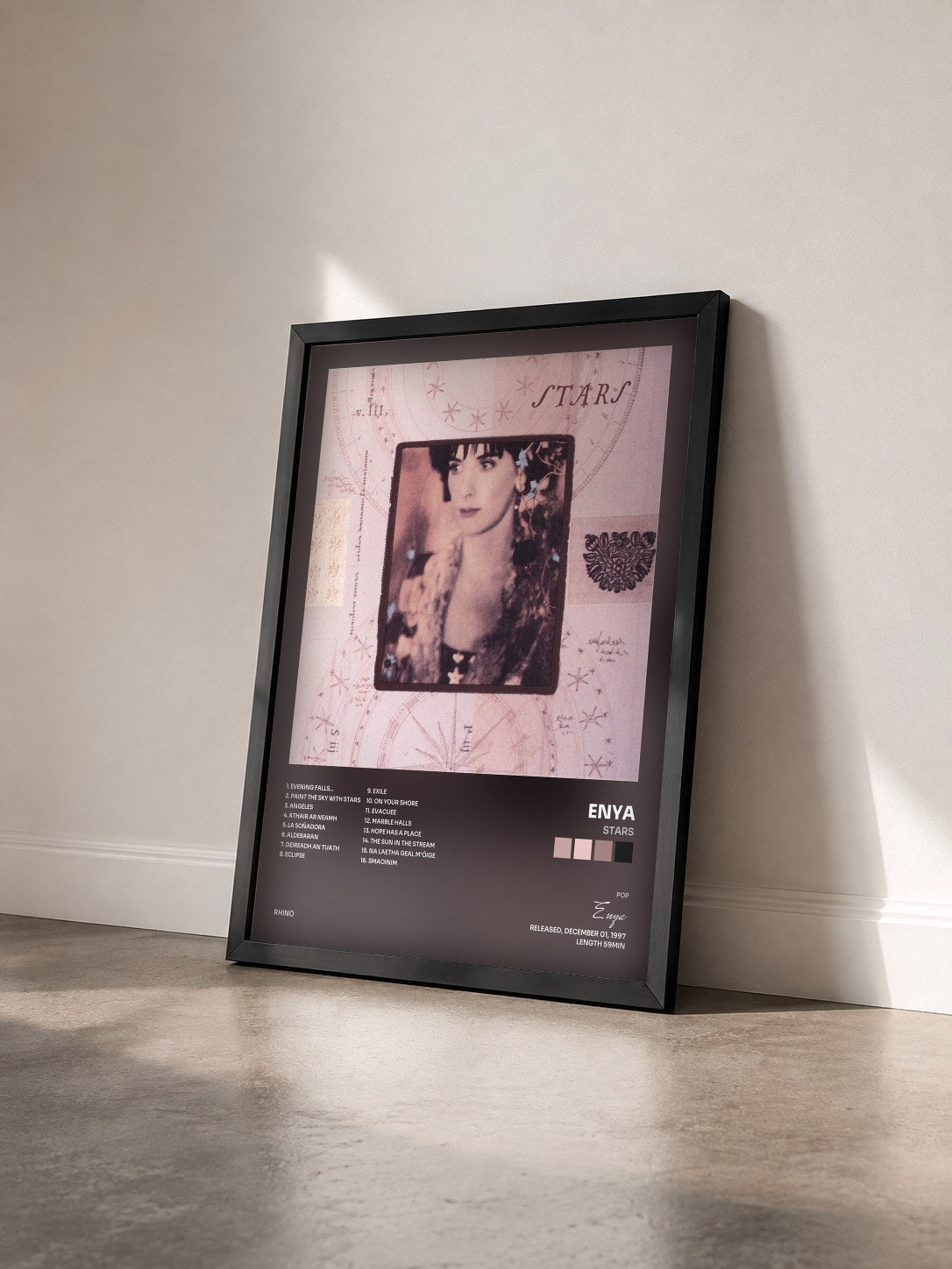 #noir Tableau de l'album Stars de Enya vu de trois quarts, cadre noir