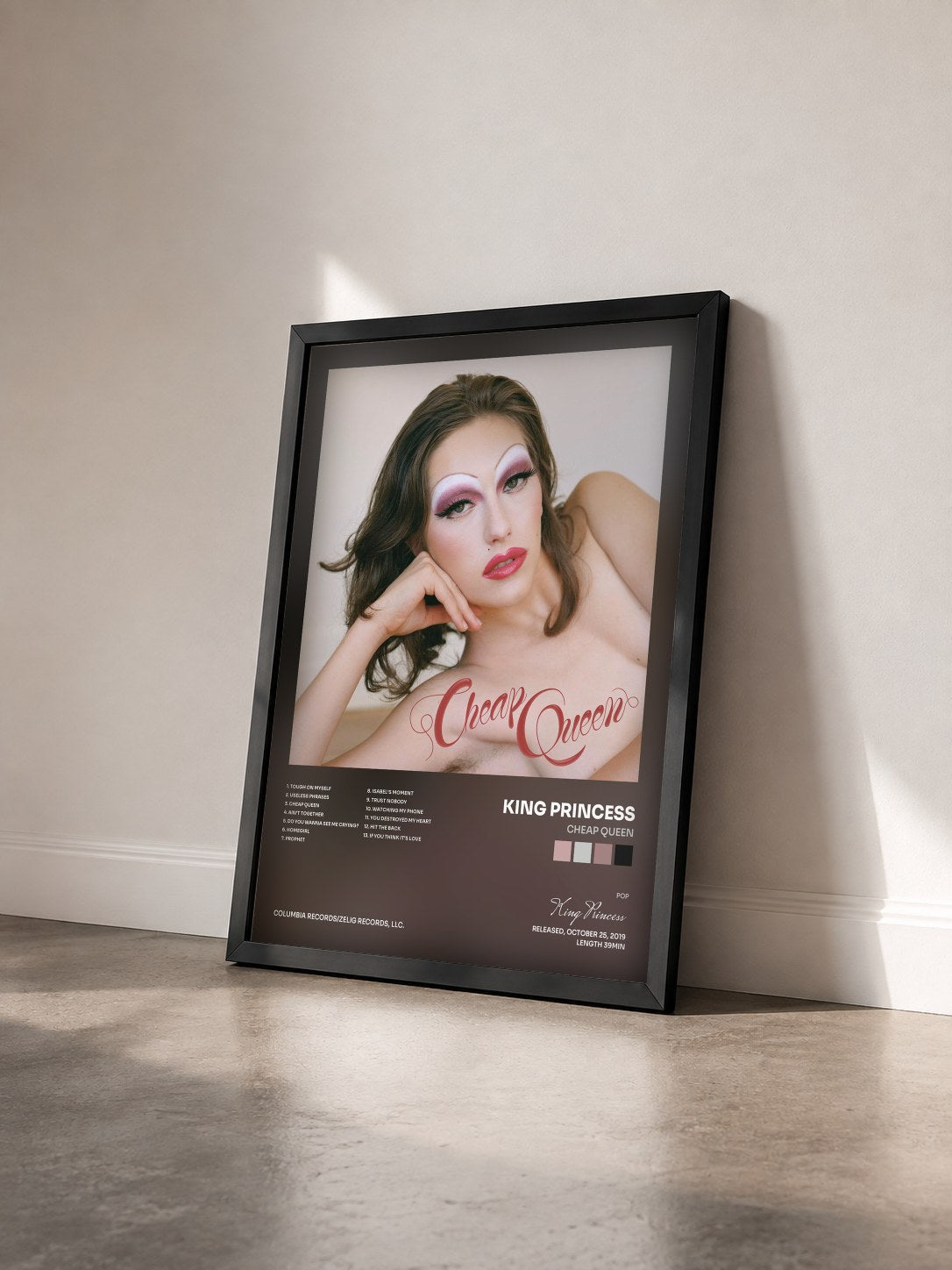 #noir Tableau de l'album Cheap Queen de King Princess vu de trois quarts, cadre noir