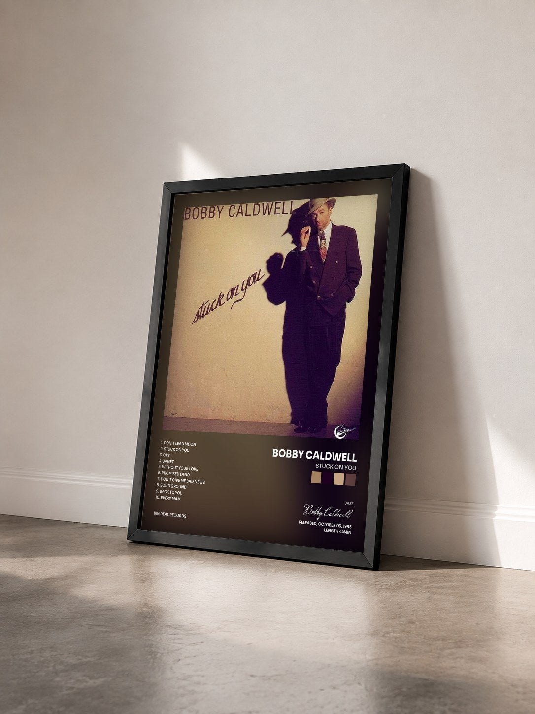 #noir Tableau de l'album Stuck on You de Bobby Caldwell vu de trois quarts, cadre noir