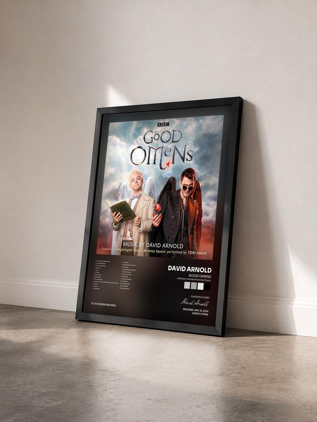 #noir Tableau de l'album Good Omens (Original Television Soundtrack) de David Arnold vu de trois quarts, cadre noir