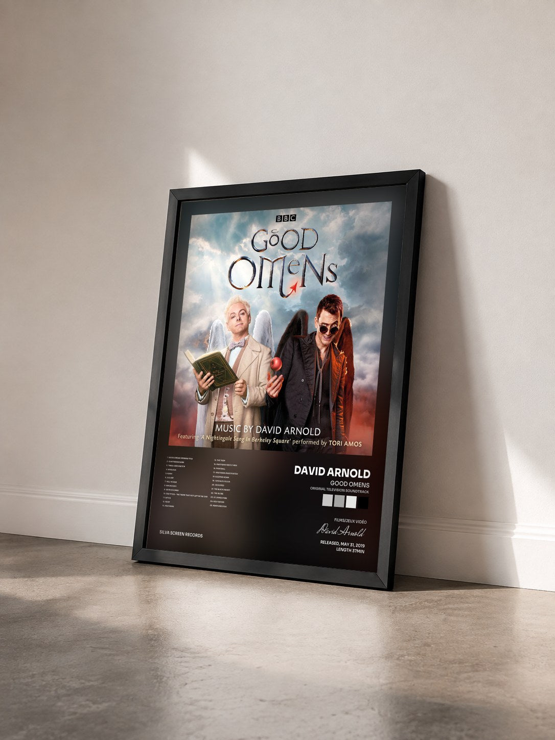#noir Tableau de l'album Good Omens (Original Television Soundtrack) de David Arnold vu de trois quarts, cadre noir