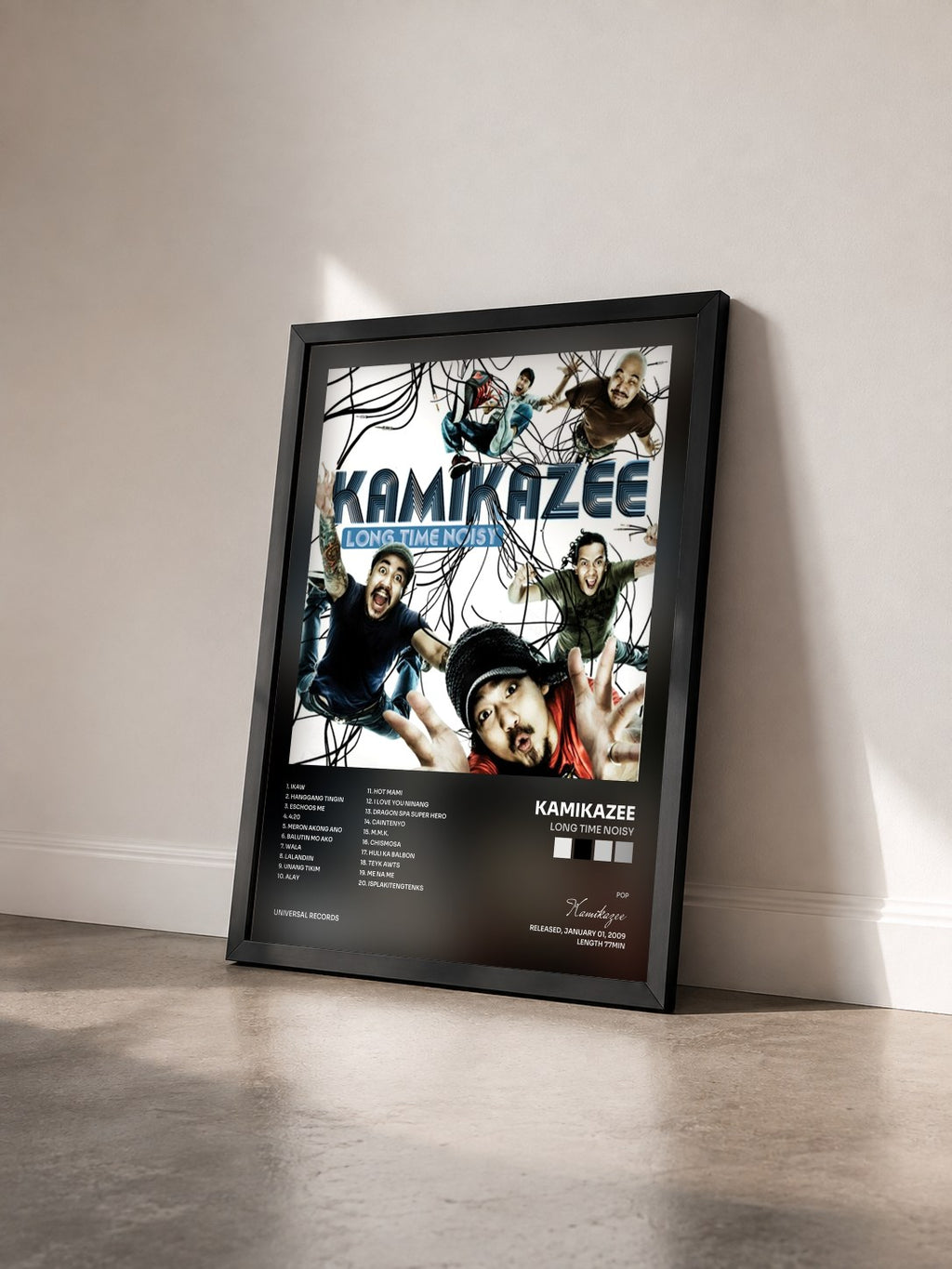 #noir Tableau de l'album Long Time Noisy de Kamikazee vu de trois quarts, cadre noir