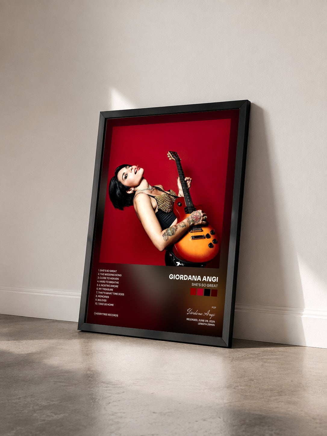 #noir Tableau de l'album she's so great de Giordana Angi vu de trois quarts, cadre noir