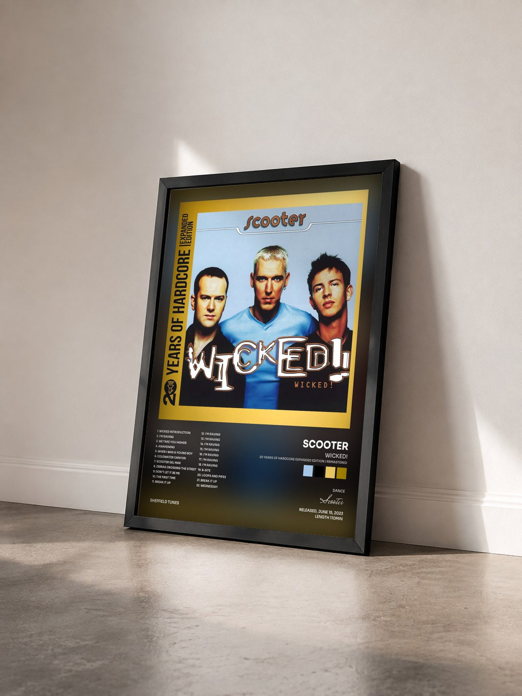 #noir Wicked! (20 Years Of Hardcore Expanded Edition / Remastered) von Scooter als gerahmter Kunstdruck von schräg gesehen, schwarzer Rahmen
