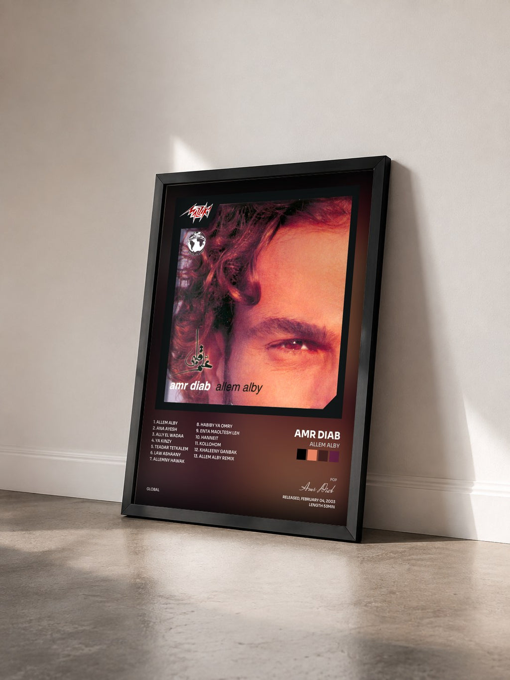 #noir Tableau de l'album Allem Alby de Amr Diab vu de trois quarts, cadre noir