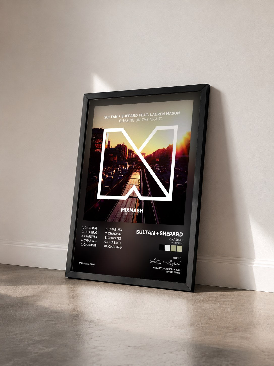 #noir Tableau de l'album Chasing (In The Night) de Sultan + Shepard vu de trois quarts, cadre noir