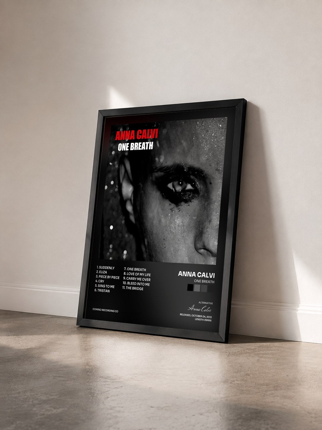 #noir Tableau de l'album One Breath de Anna Calvi vu de trois quarts, cadre noir
