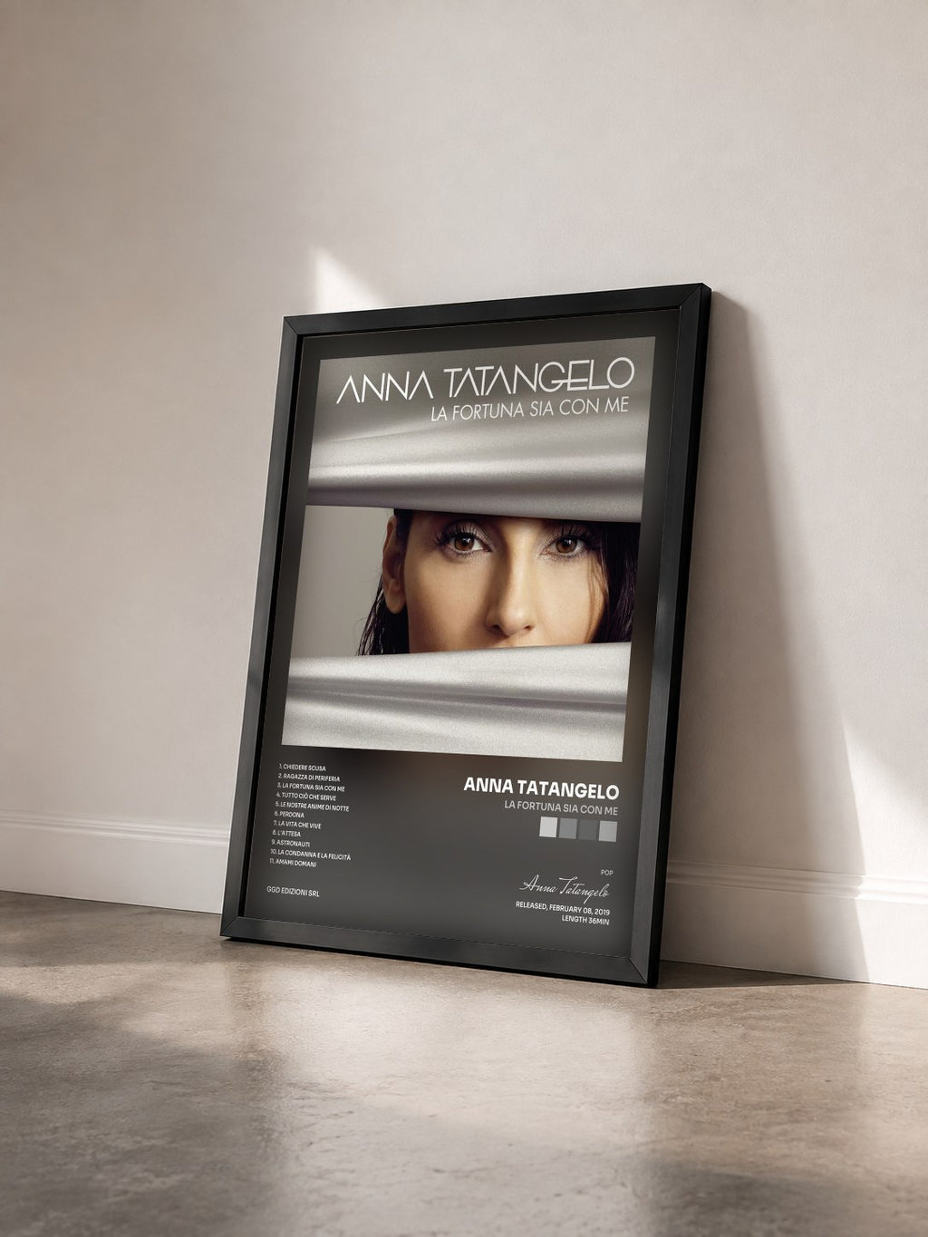 #noir Tableau de l'album La fortuna sia con me de Anna Tatangelo vu de trois quarts, cadre noir