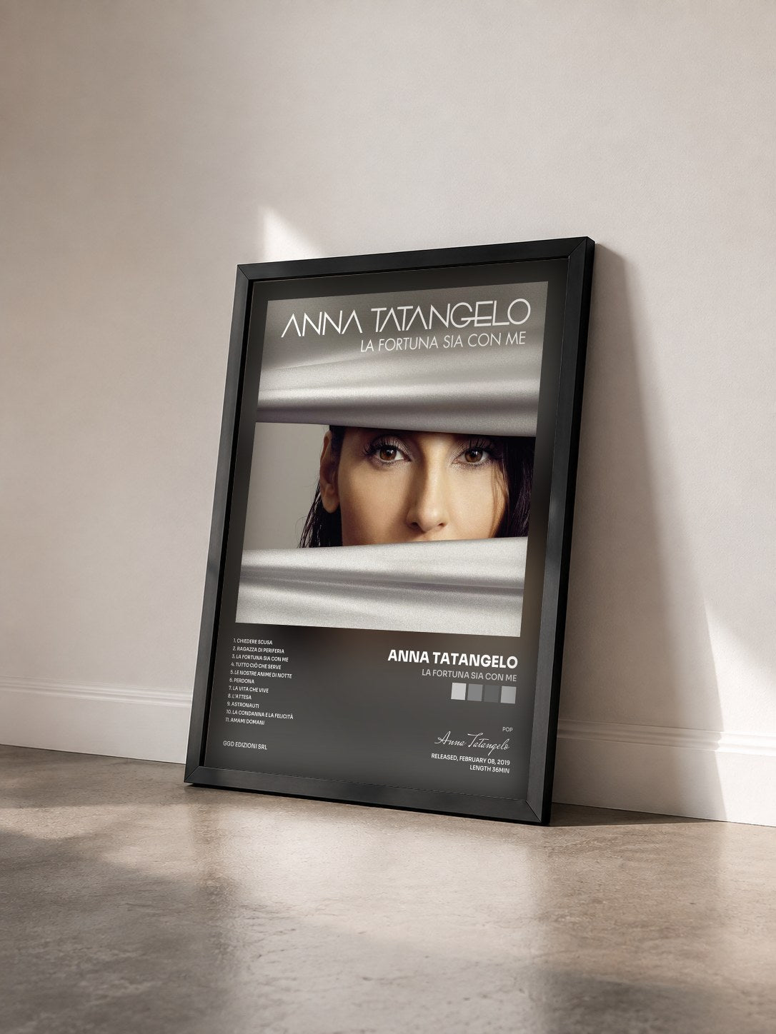 #noir Tableau de l'album La fortuna sia con me de Anna Tatangelo vu de trois quarts, cadre noir