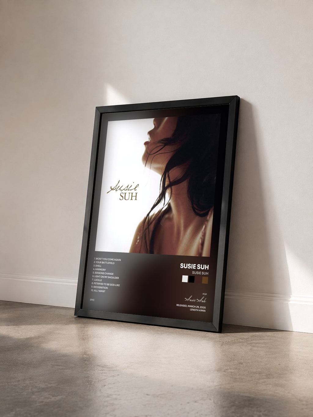 #noir Tableau de l'album Susie Suh de Susie Suh vu de trois quarts, cadre noir