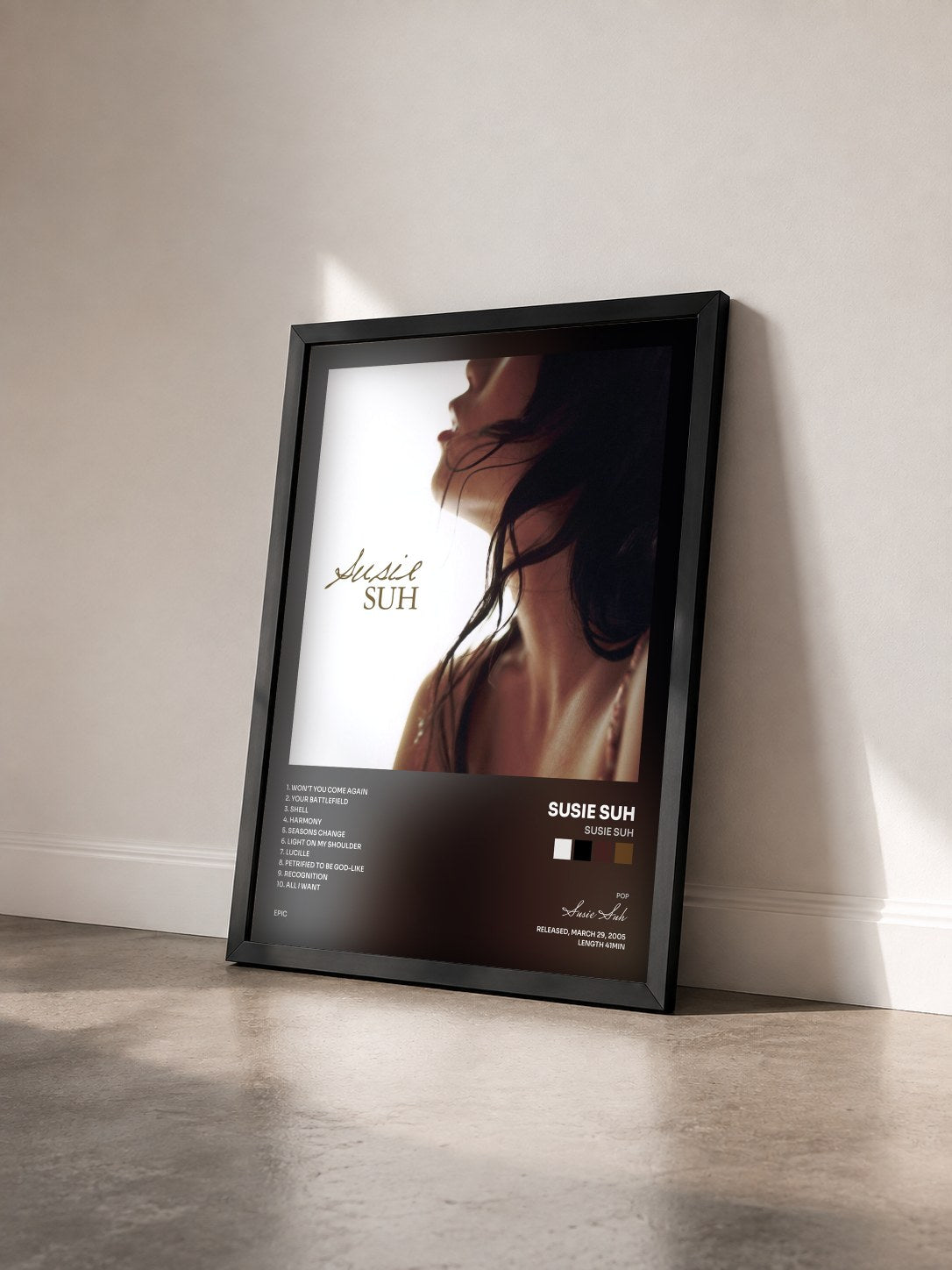 #noir Tableau de l'album Susie Suh de Susie Suh vu de trois quarts, cadre noir