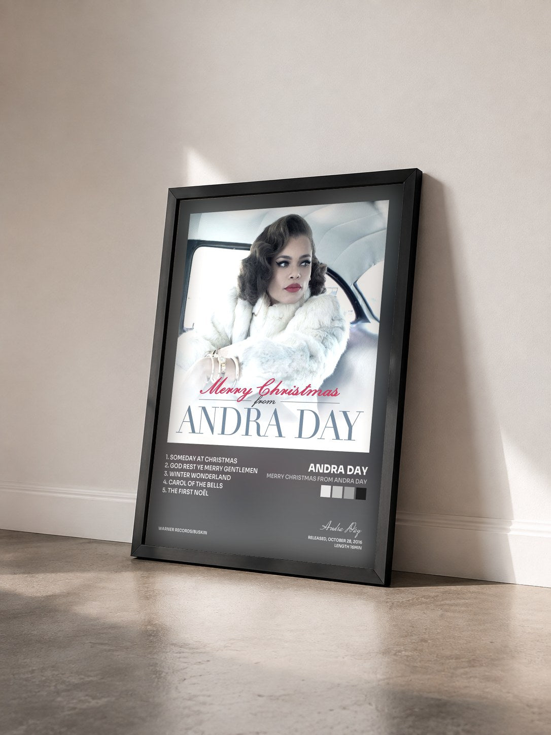 #noir Tableau de l'album Merry Christmas from Andra Day de Andra Day vu de trois quarts, cadre noir