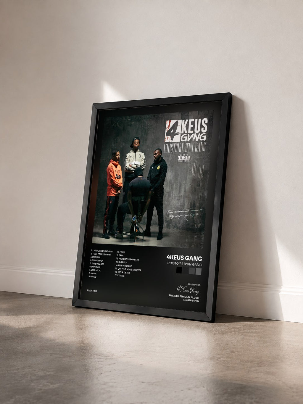 #noir L'histoire d'un gang von 4Keus Gang als gerahmter Kunstdruck von schräg gesehen, schwarzer Rahmen