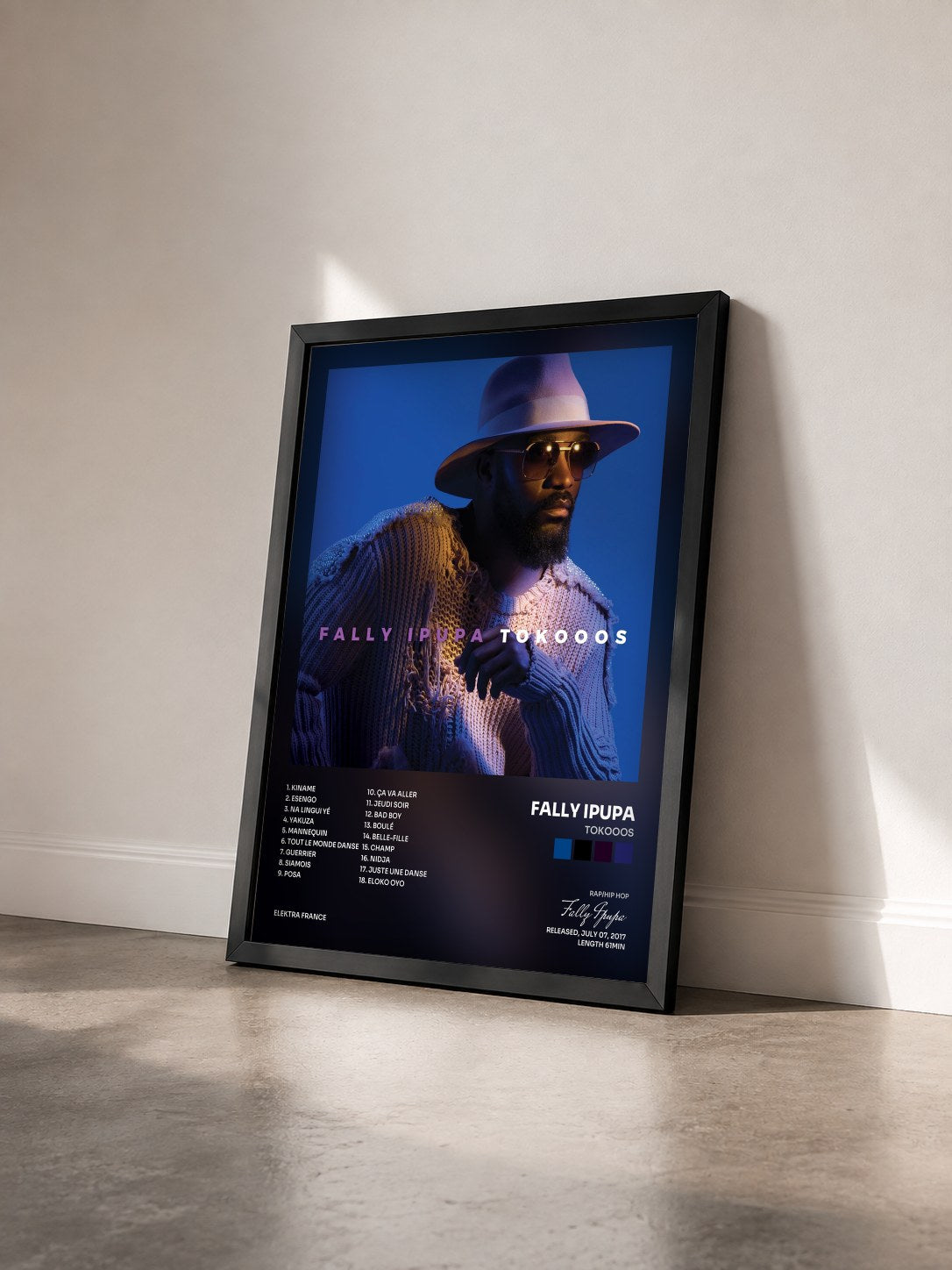 #noir Tableau de l'album Tokooos de Fally Ipupa vu de trois quarts, cadre noir