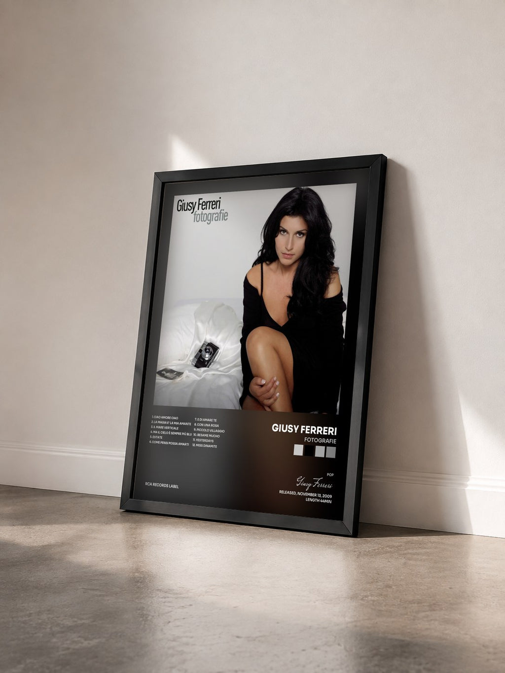 #noir Tableau de l'album Fotografie de Giusy Ferreri vu de trois quarts, cadre noir