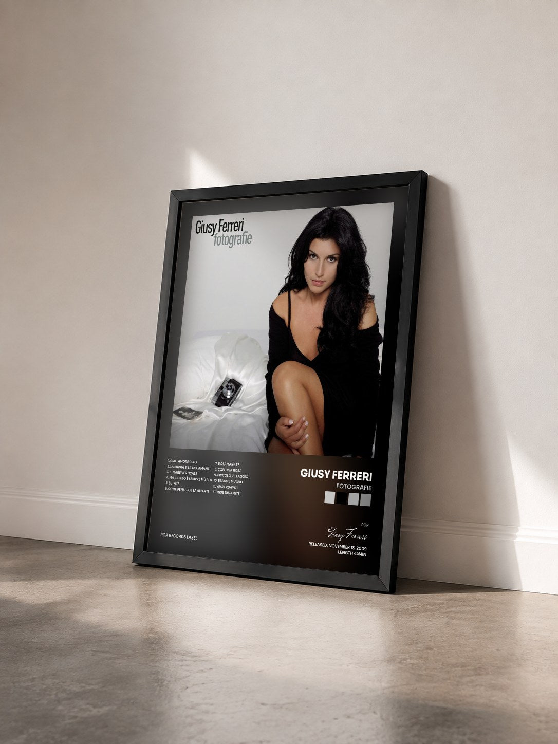 #noir Tableau de l'album Fotografie de Giusy Ferreri vu de trois quarts, cadre noir