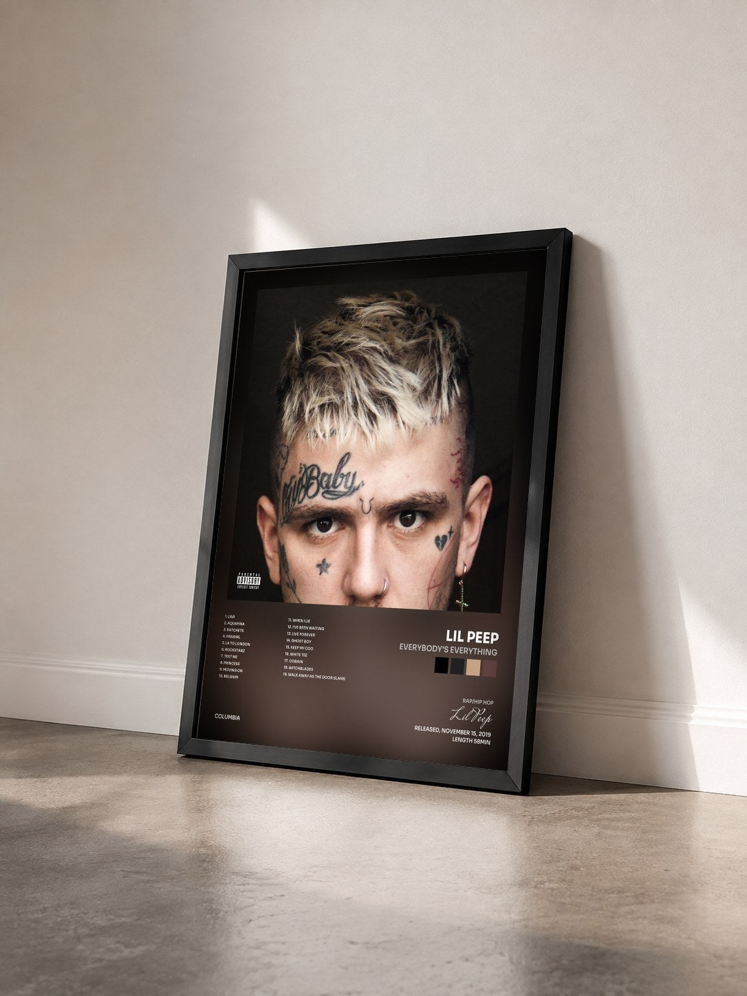 #noir Tableau de l'album EVERYBODY'S EVERYTHING de Lil Peep vu de trois quarts, cadre noir
