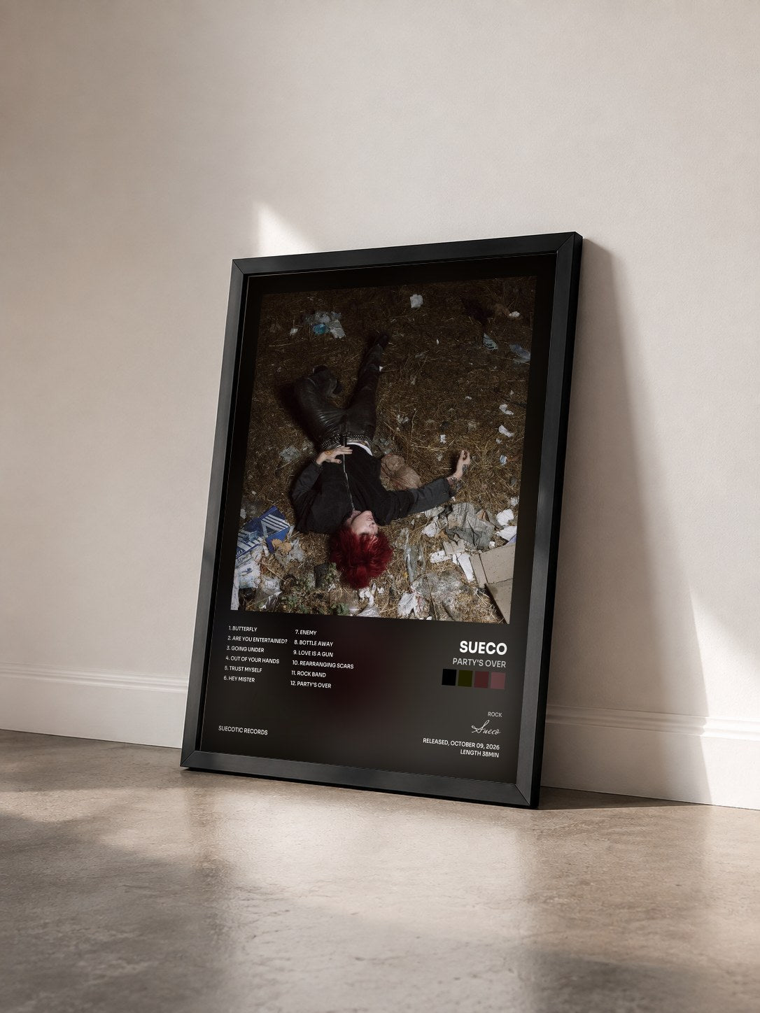 #noir Tableau de l'album PARTY'S OVER de Sueco vu de trois quarts, cadre noir