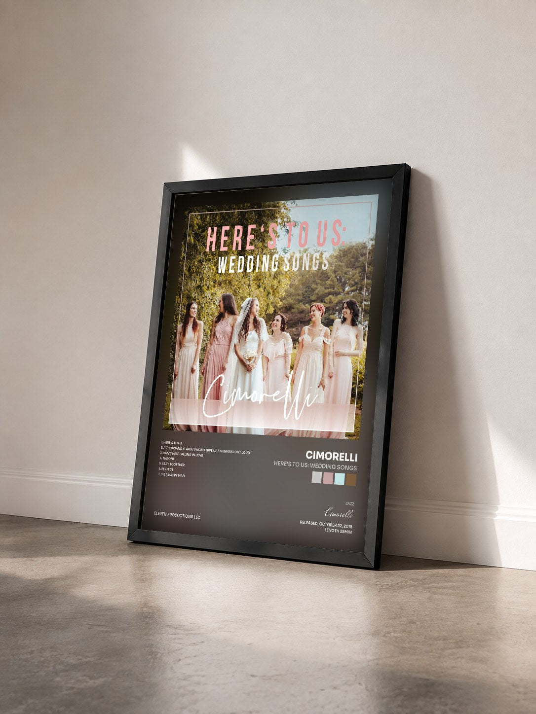 #noir Tableau de l'album Here's to Us: Wedding Songs de Cimorelli vu de trois quarts, cadre noir