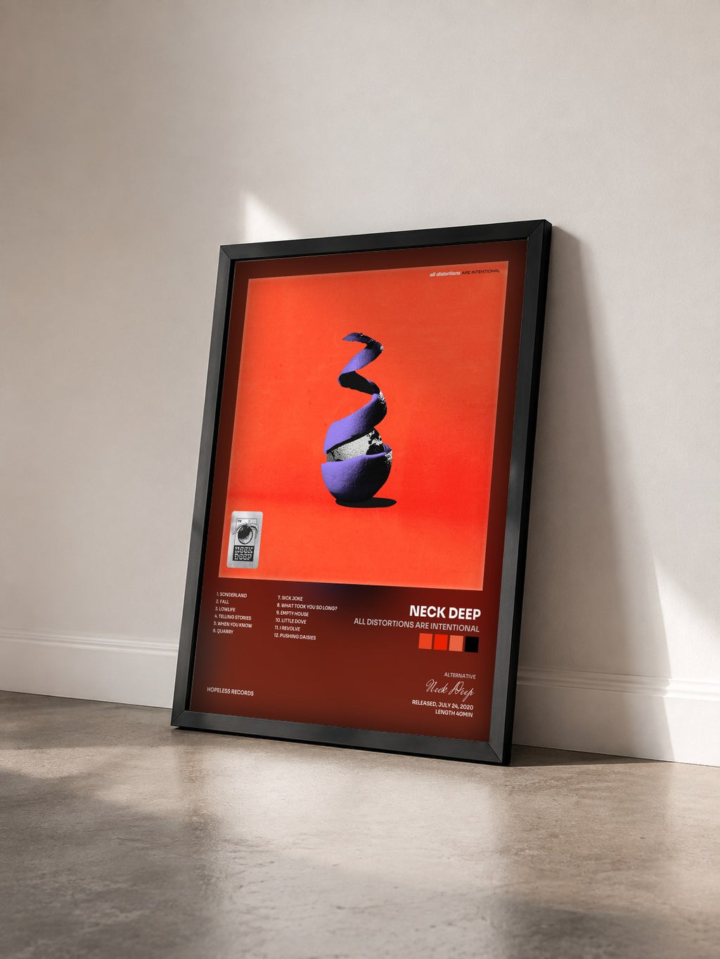#noir Tableau de l'album All Distortions Are Intentional de Neck Deep vu de trois quarts, cadre noir